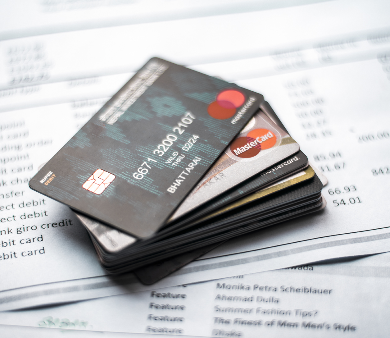 Pros and Cons of A Credit/Debit Card