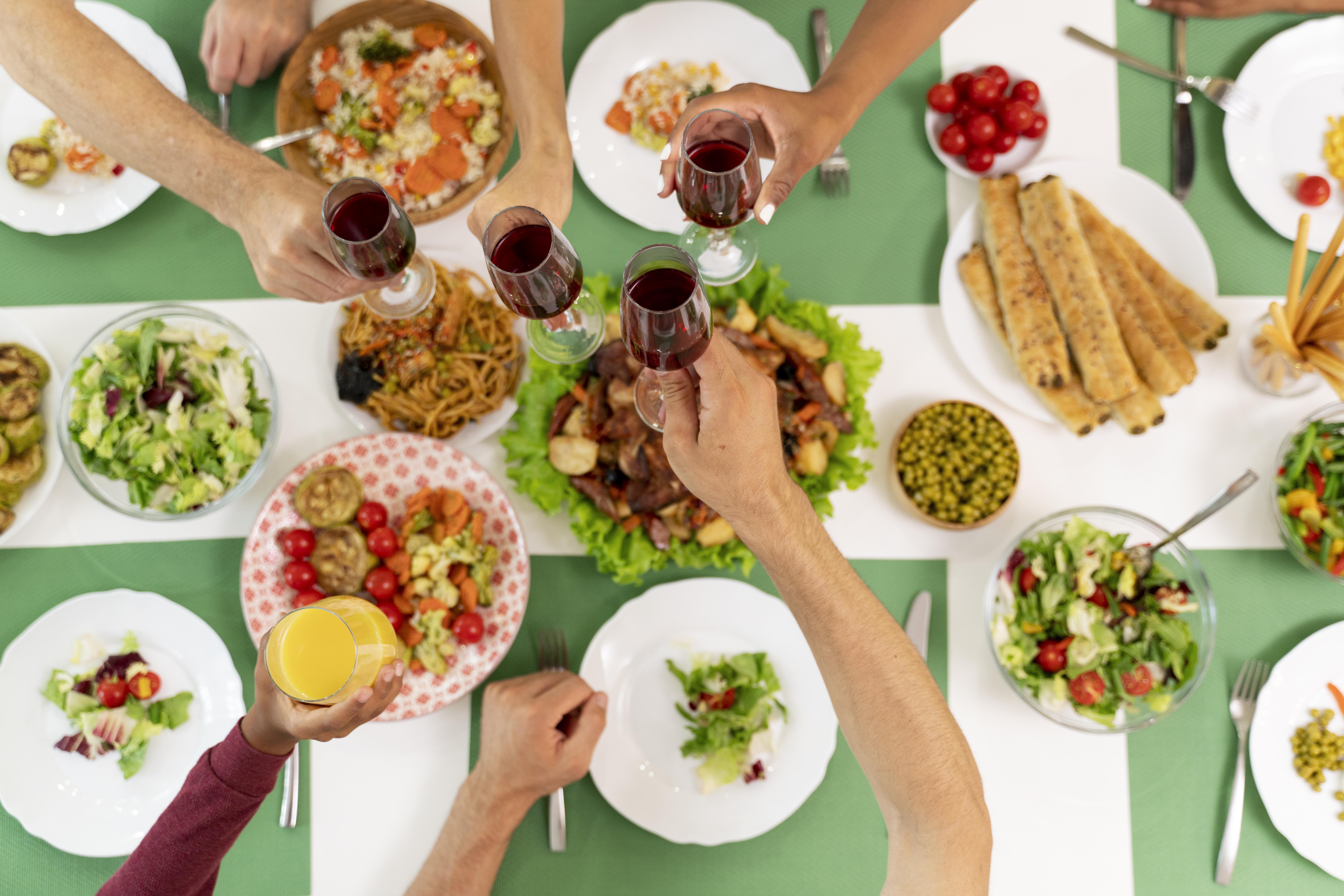 The Social Diet: Navigating Healthy Eating in a Connected World