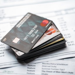 Pros and Cons of A Credit/Debit Card